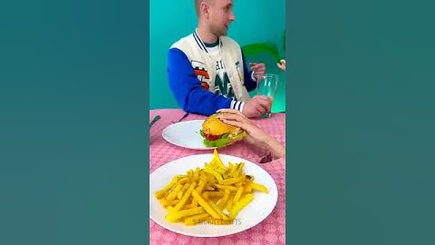 إخفاء الطعام سرًا تحت الطاولة للتناول لاحقًا 😏🍽️