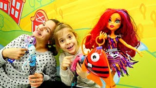 Видео для девочек - Monster High: Торалай пересолила рыбу! Видео для девочек - Monster High: Торалай пересолила рыбу!