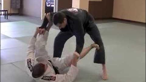 Basic Spider Guard Sweep by Marcos "Yemaso" Torregrosa - BJJGrappling