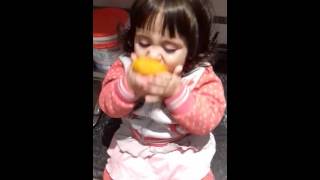 مضحك جدا لطفله تاكل البرتقال