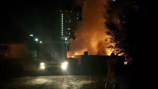 На видео попал ночной пожар у бизнес-центра в Волгограде
