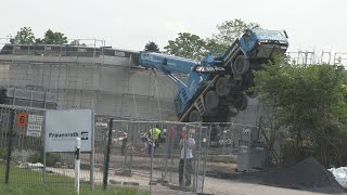 Autokran stürzt auf Gebäude in Alpen (Kreis Wesel)