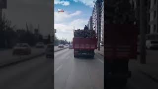 Gençler Kamyonun Üzerinde Adeta Hayatlarını Hiçe Saydı O Anlar Saniye Saniye Kamerada