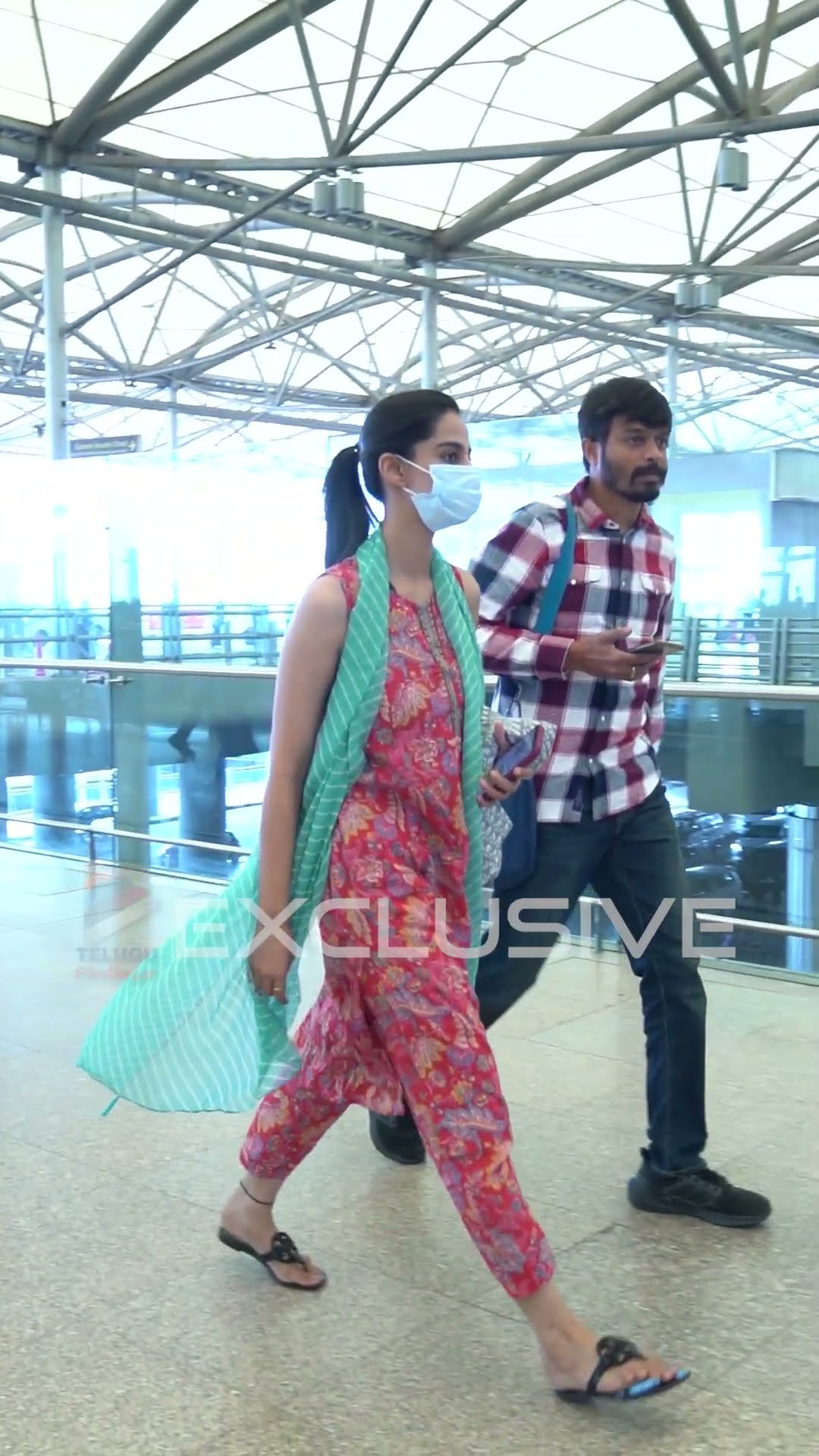 హైదరాబాద్ ఎయిర్ పోర్టులో సింపుల్ లుక్ తో మీనాక్షి ? | #MeenakshiChaudhary | #SankranthikiVasthunnam