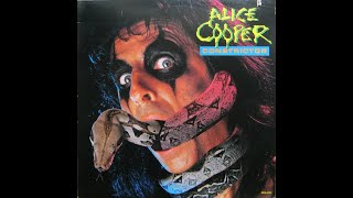 Watch Alice Cooper Crawlin video