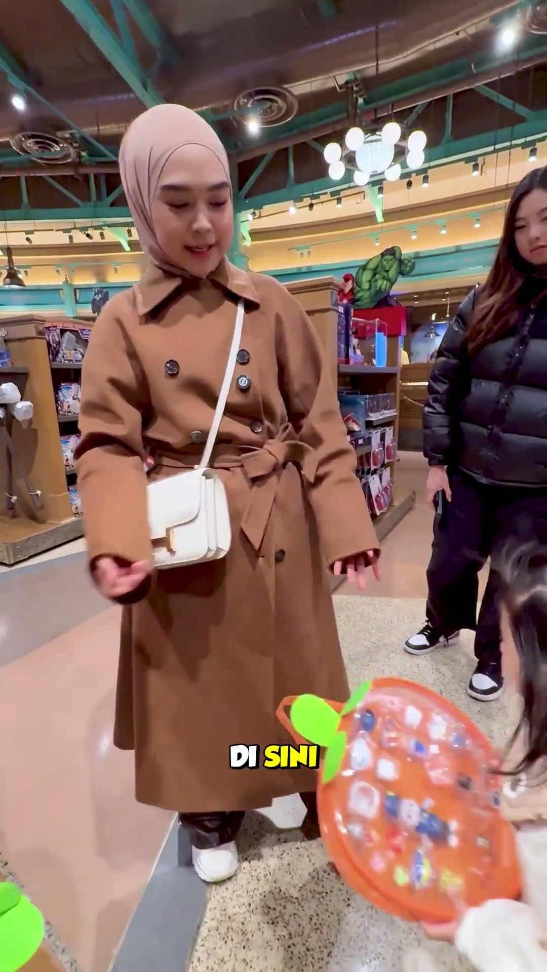 Belanja untuk Netijen di Disneyland.. #riaricis