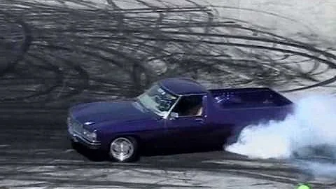 HOLDEN V8 UTE BURNOUT AT SYDNEY DRAGWAY - SUPERNATS 2005
