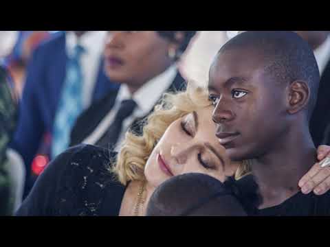 Video: Madonna Sa Adoptuje V Afrike