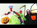 Spiderman ve Hulk Halloween kostümlerini hazırlıyorlar. Barbie ile Cadılar bayramı kutlaması