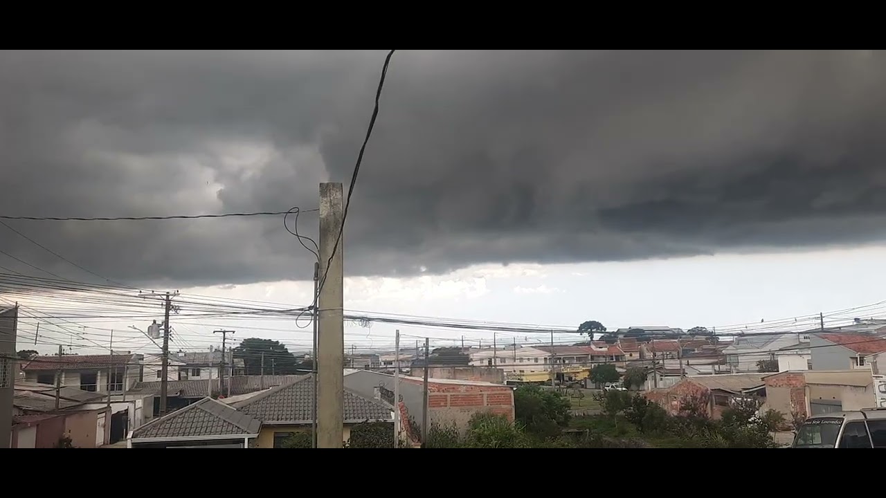 Nuvem de chuva sinistra aqui em Curitiba. 