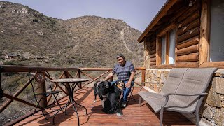 La magia de construir una cabaña de piedra y madera en un terreno desafiante