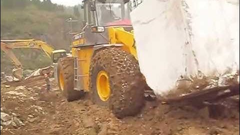 XIAJIN MACHINERY XJ968-28 BLOCK HANDLER MOVE 32TON STONE BLOCKS AT QUARRY