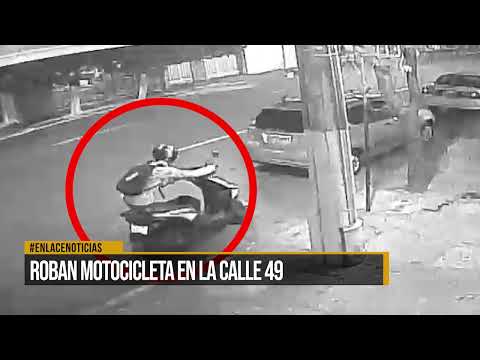 Roban motocicleta en la calle 49