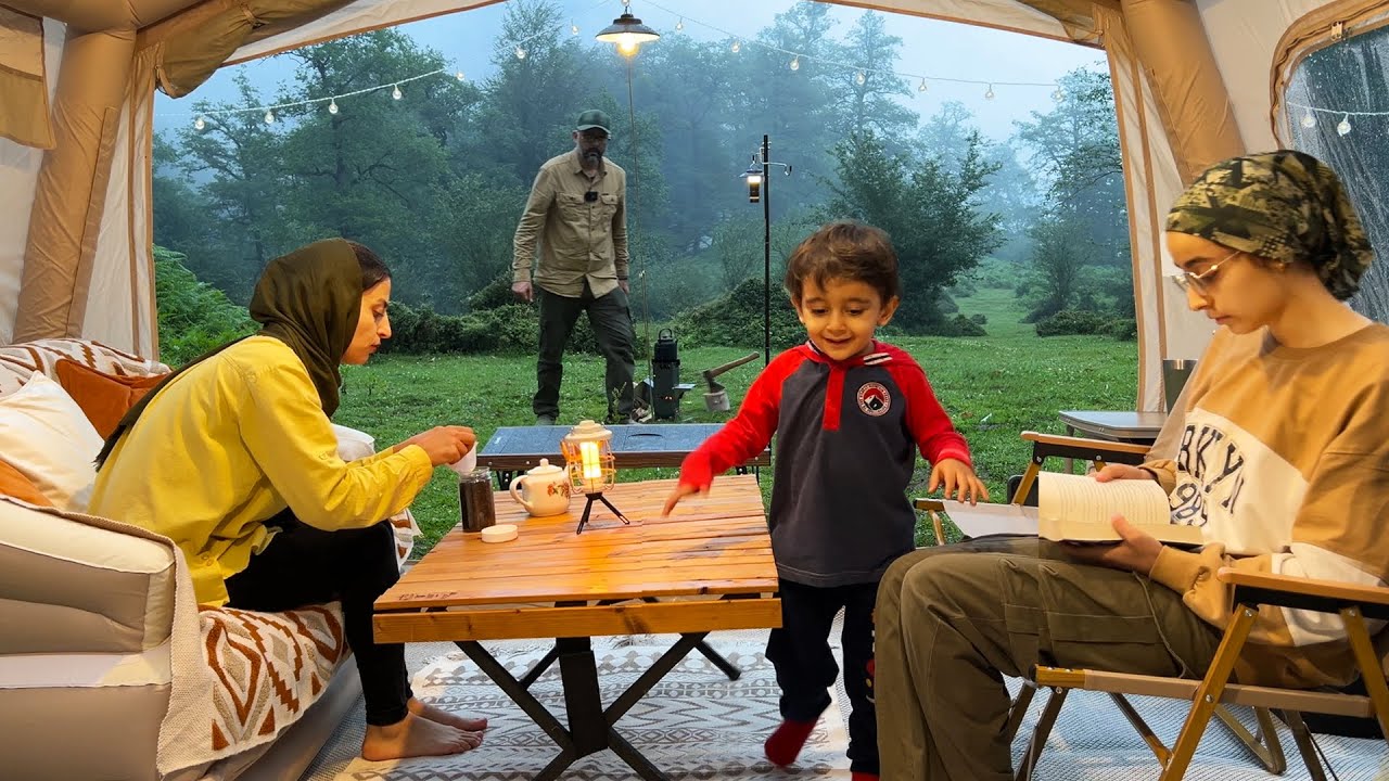 Роскошный дождливый поход в лесу с надувной палаткой, кофе и барбекю