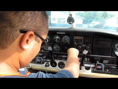 Vídeo: Como Eles Ensinam A Pilotar Um Avião