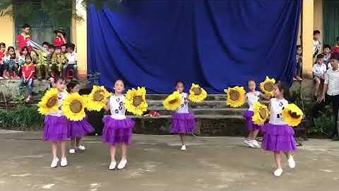 Mua bông hồng tặng cô lớp 2C trường tiểu học hùng vân 2019