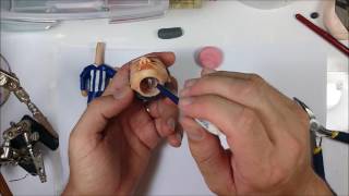 Fixing spring wire - How to make a bobllehead - cum sa pui arcul la un Bobblehead