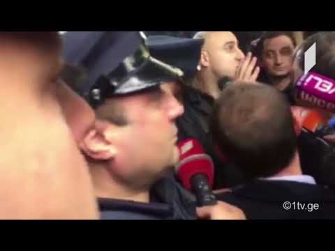 „ნაციონალური მოძრაობის“ წევრები თბილისის მერიის შენობაში შესვლას ცდილობენ