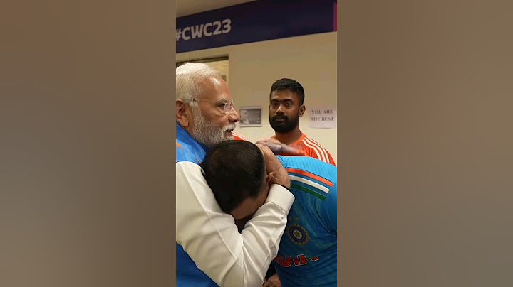 PM Modi embraces Mohammad Shami and encourages him and Team India after the CWC 2023 Final Loss