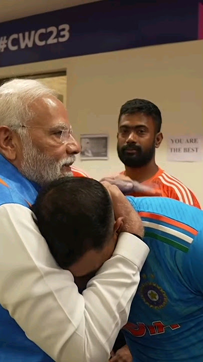 PM Modi embraces Mohammad Shami and encourages him and Team India after the CWC 2023 Final Loss