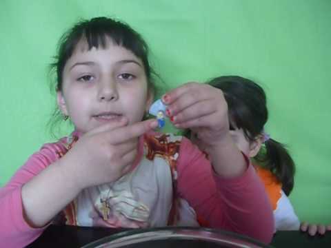 ელენე და მარიამი  თამაშობენ, ბრინჯში პოულობენ სათამაშოებს