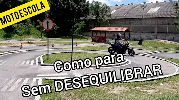 Qual o pé certo para parar a moto?
