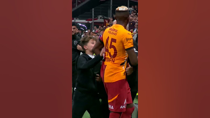 Victor Osimhen, Oyundan Çıktıktan Sonra Yanına Gelen Minik Hayranına Formasını Veriyor! #shorts