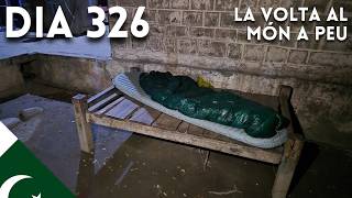 Bivac a la comissaria. Dia 326 de La Volta al Món a Peu 