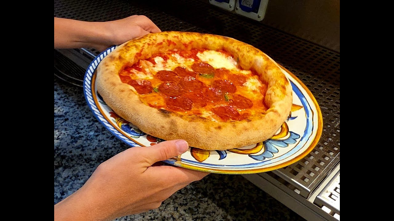 Diavola pizzát süt a 11 éves Ágoston a Pleso Pizzériában! Cuppone Giotto ban!