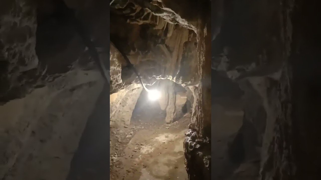 Khám phá động không đáy ở cao phong tỉnh hoà bình