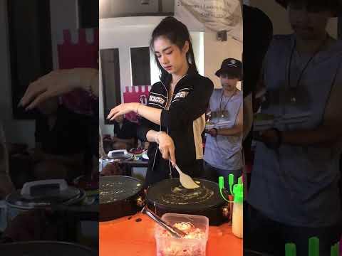why lot customers wait for Egg roll from This Shop - Hardworking & Beautiful Lady in Lao Street Food