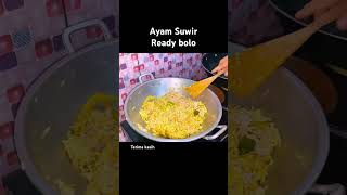 AYAM SUWIR SIAP DISANDINGKAN DENGAN NASI UDUK DAN NASI KUNING