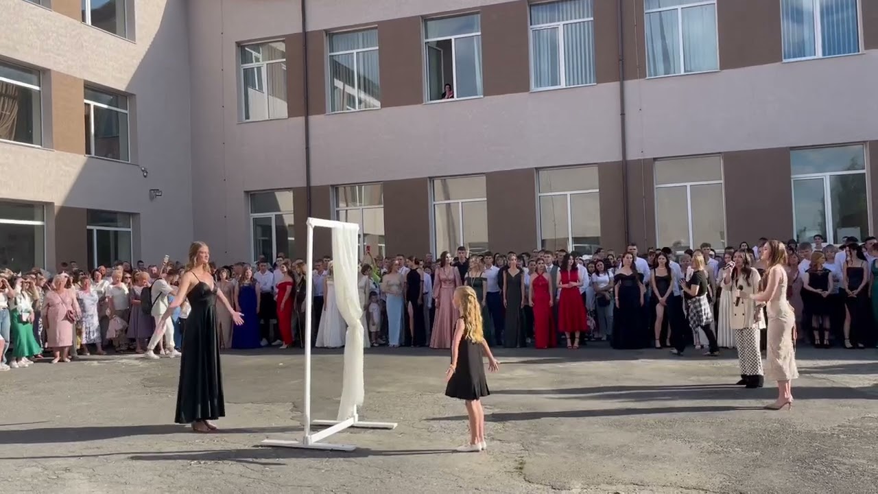 Танець з дзеркалом на випускному 