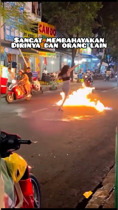 BERBAHAYA !!! JOGET SYAHDU DULU DI JALAN #joget #jogetviral #jogettiktok #api #bahaya #jalanjalan