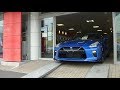 ショールームからGT-Rを搬出中、まさかのしりもち！