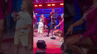 Menino Rouba A Cena Durante Show Do Cantor Leonardo