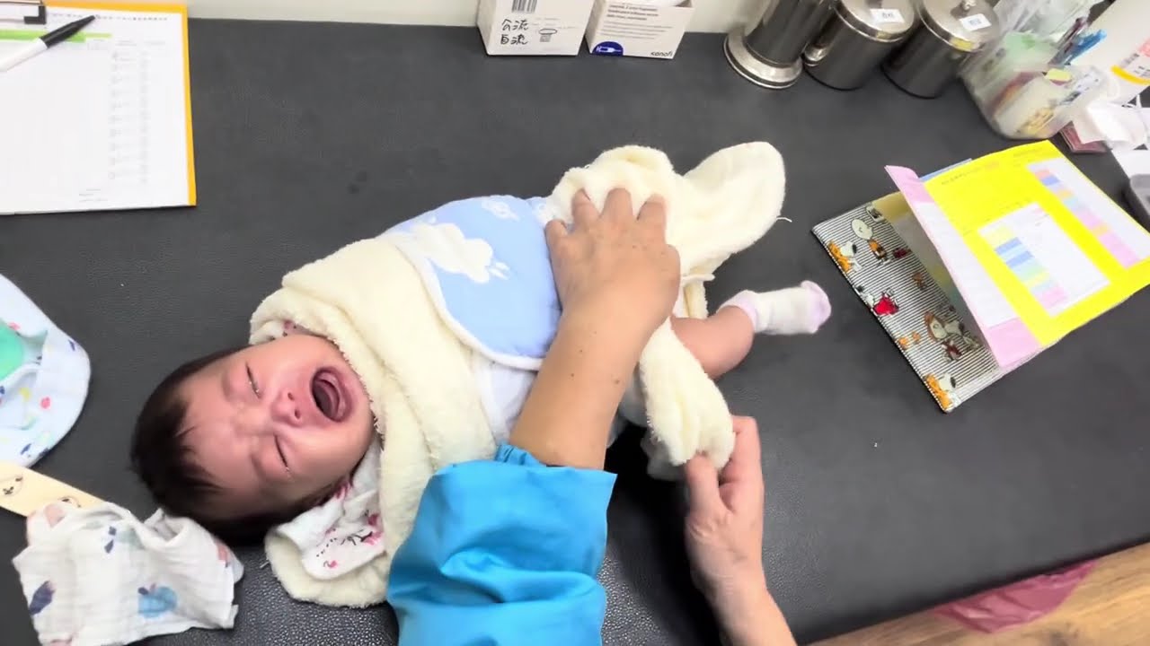 打預防針，哭的很用力，但因為之前感冒聲音沙啞，所以變成無聲抗議