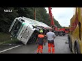 08.07.2020 - VN24 - Sattelzug stürzt auf die Seite - Gemüse und Blumen müssen umgeladen werden