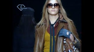 Celebrity Burberry Fall/Winter 2005/06 ft Karen Elson & Jessica Stam | FashionTV Wealth