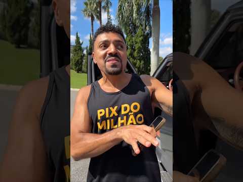 Tirullipa mostrando as funcionalidades do seu carro