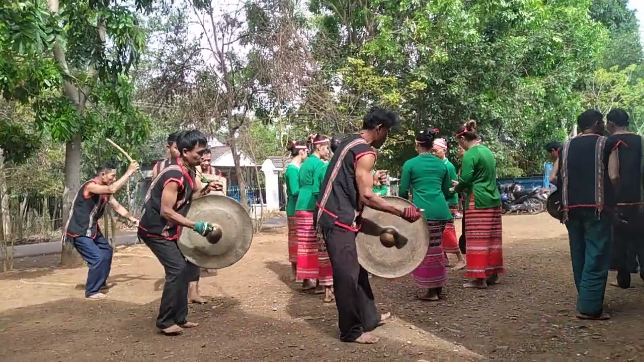 Múa Bà Bóng của người Xtiêng