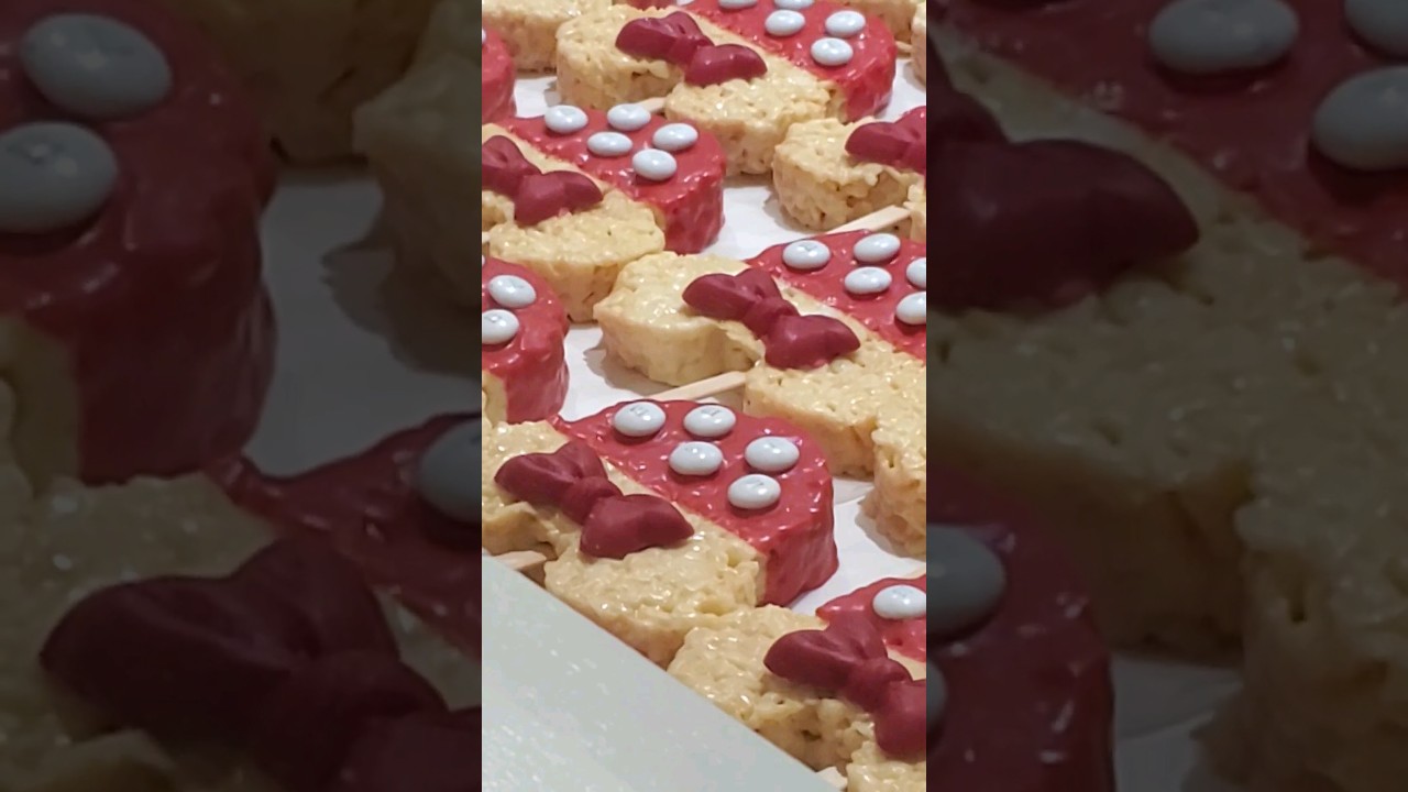 👀Main Street Confectionery Serving Up these Minnie themed Rice Crispy Treats! A Wish Your ❤️ Makes!