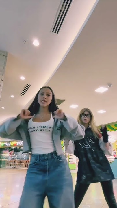 Милана Некрасова 🦄 и Симка 🎧🥥 - YouTube