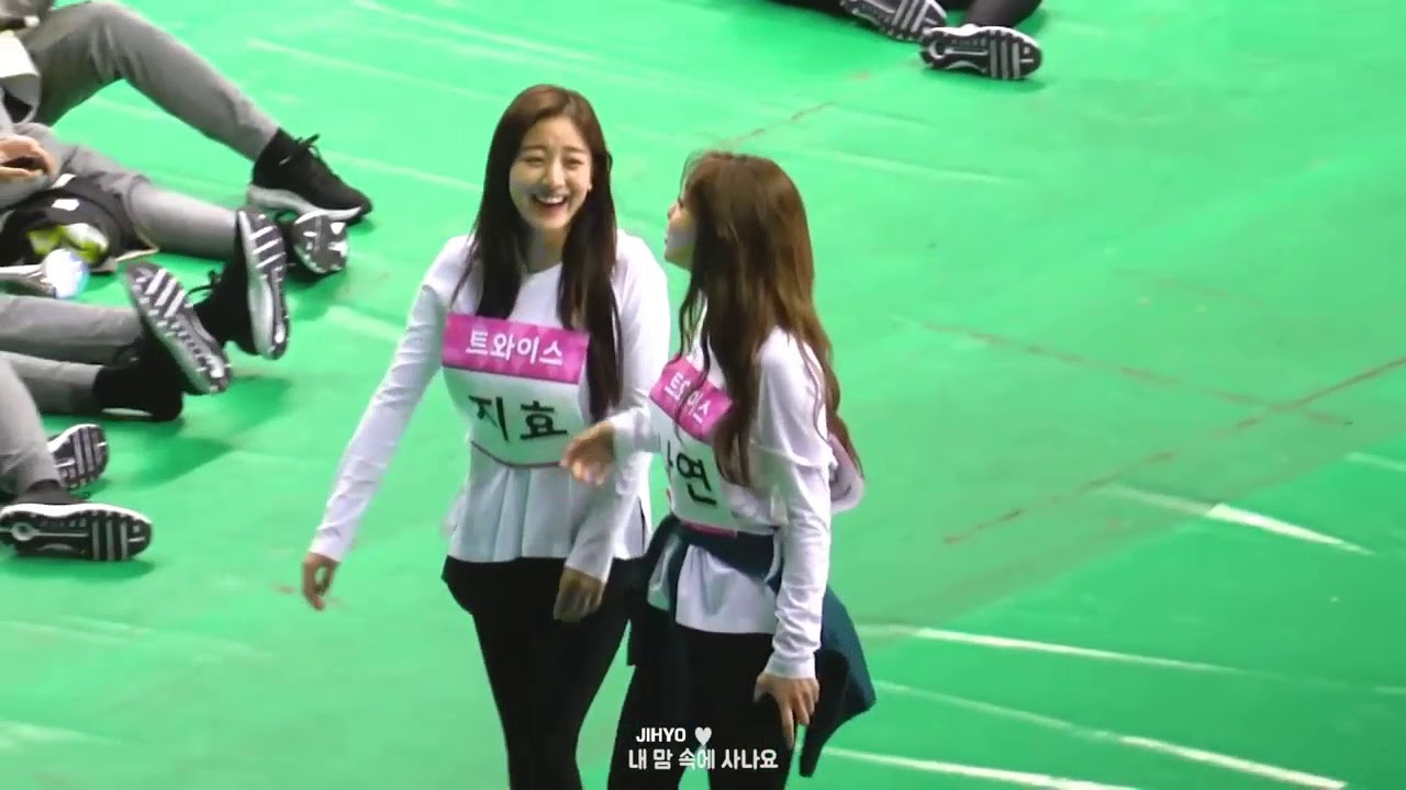TWICE ISAC 2018/Where is Jihyo's phone?
