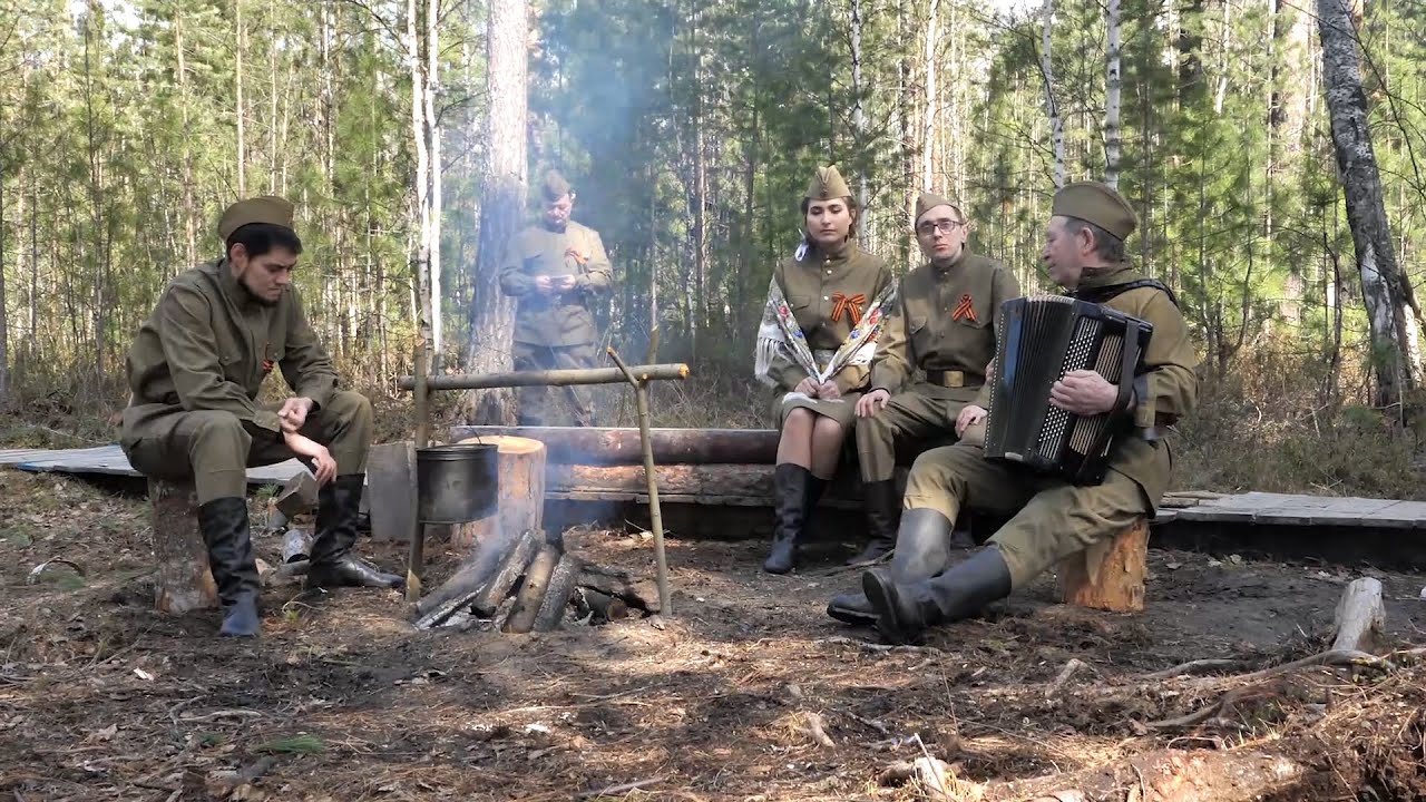 Неслышен невесом слетает. «В прифронтовом лесу» (1942). Фронтовой лес. В лесу прифронтовом картинки.