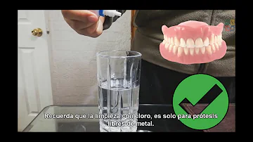 ¿En qué remojo la dentadura postiza durante la noche?