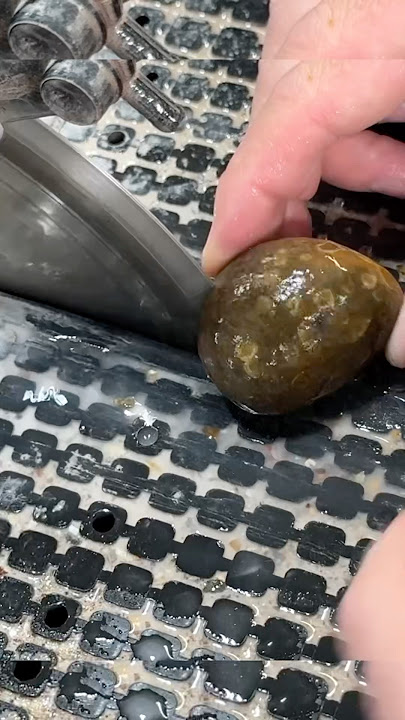This cut agate has so much DEPTH!