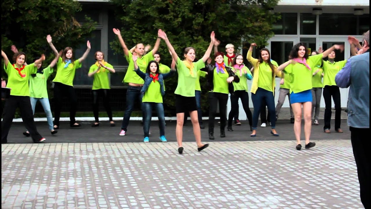 Танецмна открытие лагеря. Лагерные танцы вожатых. Лагерь танцы вожатые. Танец вожатых. Летний лагерь парус.