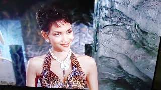 The Flintstones Movie (1994) - Fred Meets Miss Stone (Halle Berry) ☺️☺️☺️♥️ Scene (Freaking Sexy]