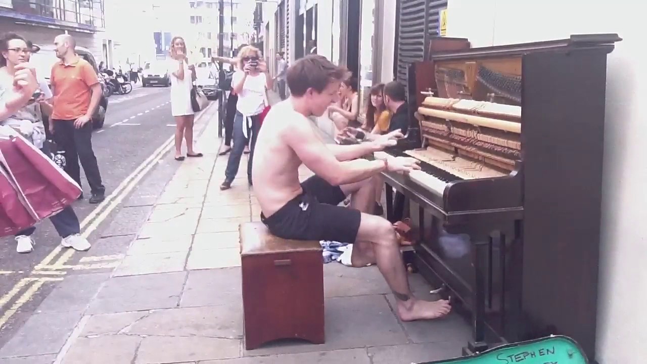 Зеленский играет на рояле без рук картинки